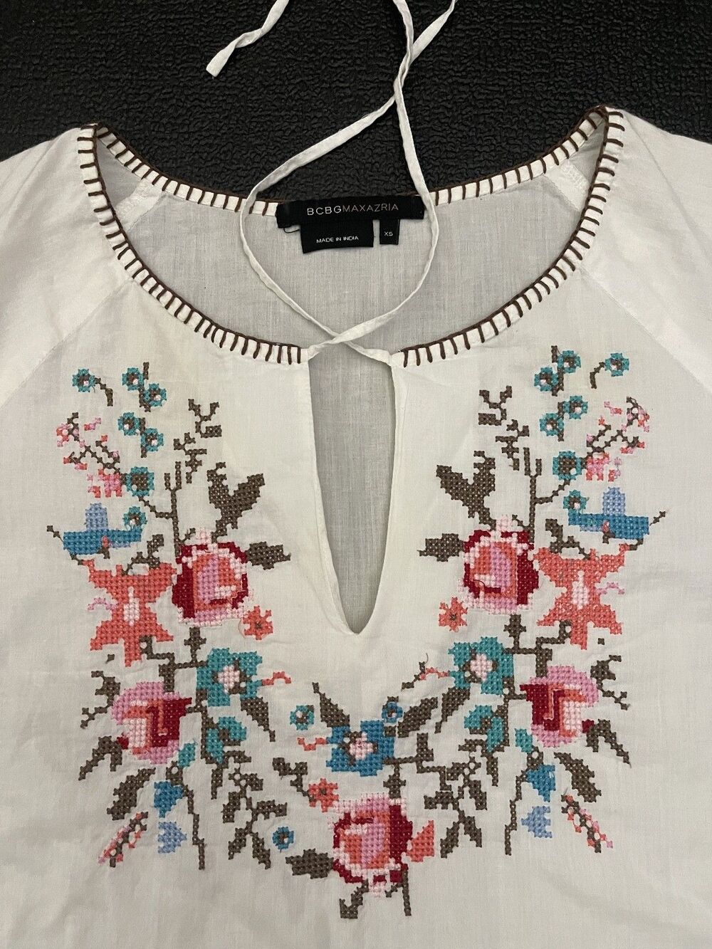 BCBGMAXZRIA Sz XS  EMBROILED FLOWERS VINTAGE WOMEN'S BLOUSE-WHITE